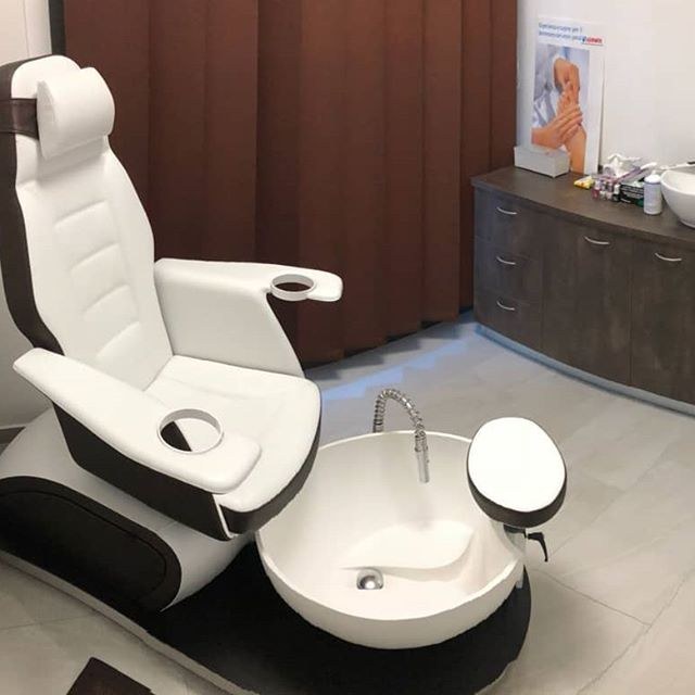 La poltrona della pedicure di Lady D, bianca, con la vasca per il pediluvio